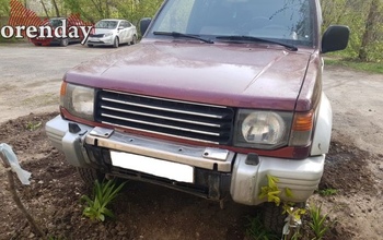В одном из дворов Оренбурга автохамы воюют с цветочниками