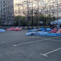 В Оренбурге сильный ветер сорвал праздничные баннеры на площади Ленина