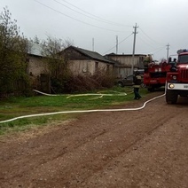 В Сорочинске огонь уничтожил гараж и жилой дом