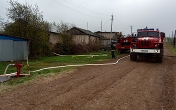 В Сорочинске огонь уничтожил гараж и жилой дом