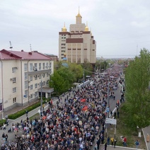 Более 50 тысяч оренбуржцев приняли участие в шествии «Бессмертного полка»