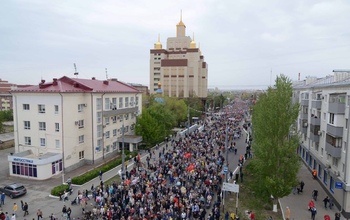 Более 50 тысяч оренбуржцев приняли участие в шествии «Бессмертного полка»