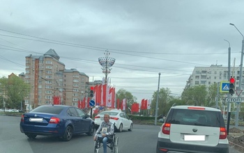 В Оренбурге инвалид-колясочник просит милостыню прямо на проезжей части