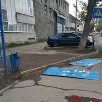 В Оренбурге уже несколько дней нет никому дела до сорванных с остановочного павильона профлистов