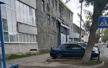 В Оренбурге уже несколько дней нет никому дела до сорванных с остановочного павильона профлистов
