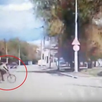 В Оренбурге юный велосипедист, рискуя жизнью, носится по проезжей части