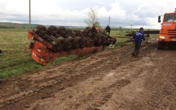 В Асекеевском районе опрокинулся нефтевоз