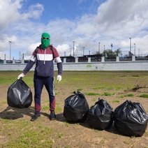 «Чистомэн» приехал в Оренбург и вынес 4 мешка мусора с набережной Урала