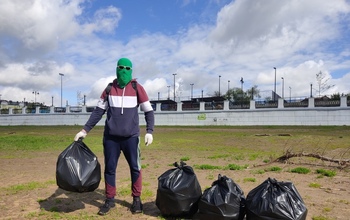 «Чистомэн» приехал в Оренбург и вынес 4 мешка мусора с набережной Урала