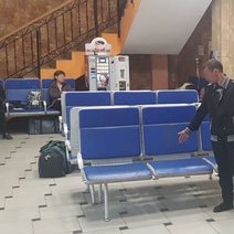 В Оренбурге на ж/д вокзале вахтовик украл телефон и снял деньги со счета владелицы