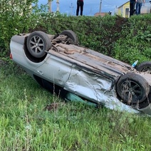 В Бузулуке после столкновения с ВАЗом «Фольксваген» опрокинулся на крышу в кювет