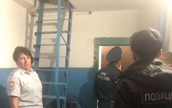 В Оренбурге отец закрылся в квартире с ребенком и не выпускает его