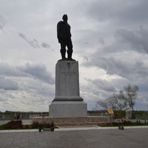 Постамент под памятником Чкалову в Оренбурге не торопятся приводить в порядок