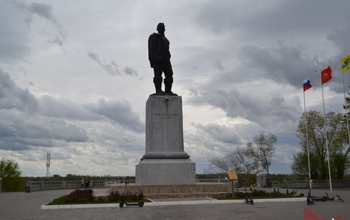 Постамент под памятником Чкалову в Оренбурге не торопятся приводить в порядок