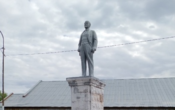 В Пономаревке памятник Ленину находится в плачевном состоянии