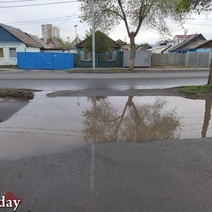 На кривых тротуарах на ул. Степана Разина в Оренбурге из-за ливней появились мини-пруды