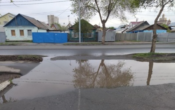 На кривых тротуарах на ул. Степана Разина в Оренбурге из-за ливней появились мини-пруды