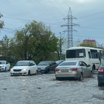 В Оренбурге дорога на улице Юркина превратилась в озеро