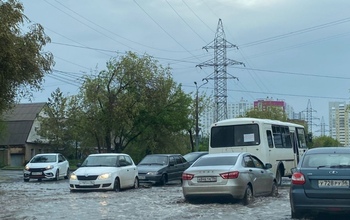 В Оренбурге дорога на улице Юркина превратилась в озеро