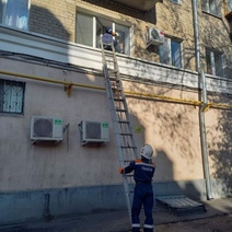 В Оренбурге спасатели помогли бабушке попасть в квартиру, где находился её трёхлетний внук