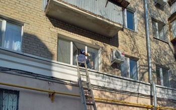 В Оренбурге спасатели помогли бабушке попасть в квартиру, где находился её трёхлетний внук