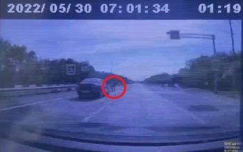 В Оренбурге ВАЗ наехал на трассе на молодую маму с двумя детьми