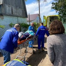 В Оренбургском районе спасатели извлекали из ёмкости для воды застрявшую пенсионерку