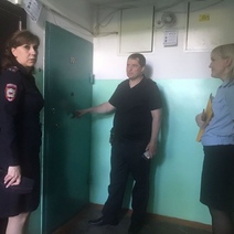 В Оренбурге закрытый в квартире с бабушкой травмированный ребенок просит помощи