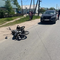 В Акбулаке двое детей на мотоцикле попали под колеса Lada XRAY