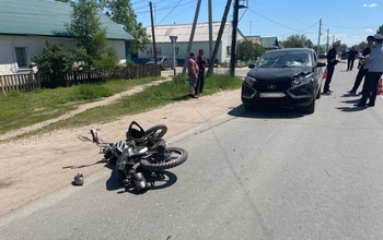 В Акбулаке двое детей на мотоцикле попали под колеса Lada XRAY