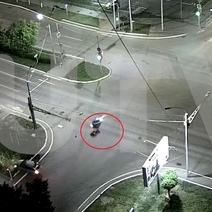 В Оренбурге мотоциклист на красный свет влетел под автомобиль