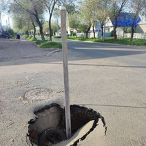 В Оренбурге на съезде с улицы Степана Разина зияет огромная дыра