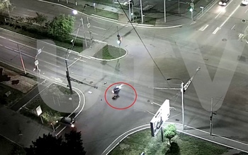 В Оренбурге мотоциклист на красный свет влетел под автомобиль