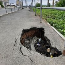 На Уральской в Оренбурге никто не спешит ремонтировать провалившийся тротуар