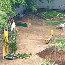 В Оренбурге под землю проваливается детская площадка