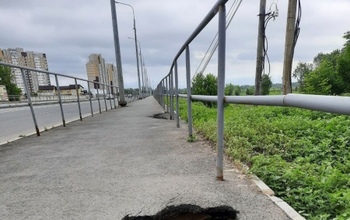 На Уральской в Оренбурге никто не спешит ремонтировать провалившийся тротуар
