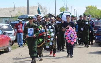 В Адамовском районе проводили в последний путь погибшего на Украине десантника
