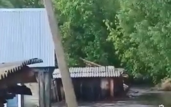 Под Бузулуком поток воды прошел по улицам и смыл огороды
