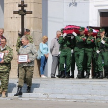 В Орске проводили в последний путь погибшего на Украине лейтенанта Виктора Блинова