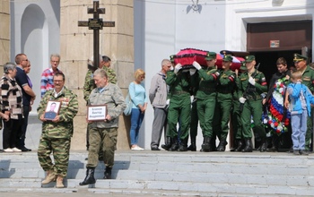 В Орске проводили в последний путь погибшего на Украине лейтенанта Виктора Блинова