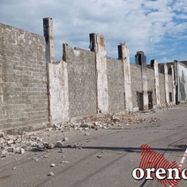 Отлетают камни: в Оренбурге опасно находиться рядом с бывшим торговым комплексом 