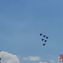 Оренбуржцы восторженно замерли, наблюдая за истребителями в небе