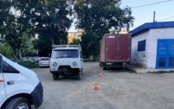 Бегал по двору: в Орске школьник попал под колёса УАЗа-