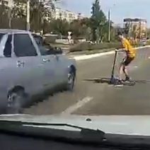 В Оренбурге установлен лихач, который чуть не сбил самокатчика на улице Терешковой