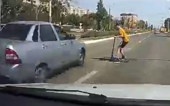 В Оренбурге установлен лихач, который чуть не сбил самокатчика на улице Терешковой