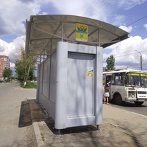 Жизнь в сером цвете: зачем в Оренбурге закрасили стекла на остановках