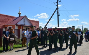 Под Гаем проводили в последний путь погибшего на Украине рядового Смирнова