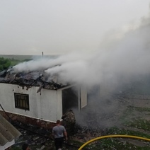 В Пономаревском районе из-за молнии сгорели хозяйственные постройки