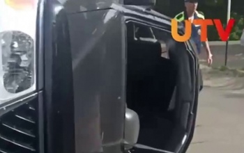 В Оренбурге внедорожник Mitsubishi после столкновения с такси завалился на бок