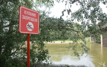В Оренбурге дети, несмотря на запрет, прыгают с моста в Сакмару